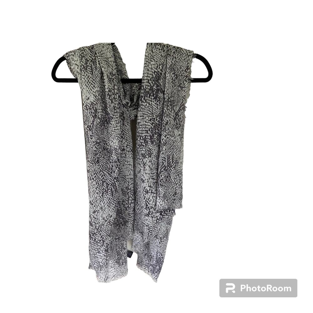 David and Young  Women's Abstract Gray White Printed Scarf (One Size)